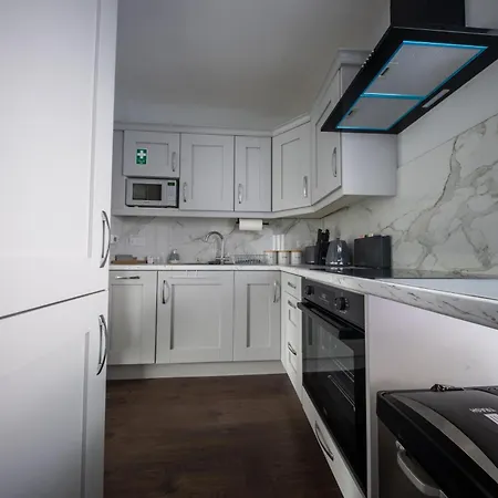 Spacious Townhouse In Perfect For Groups * 킨바라