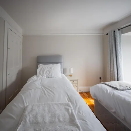 Spacious Townhouse In Perfect For Groups 펜션 킨바라